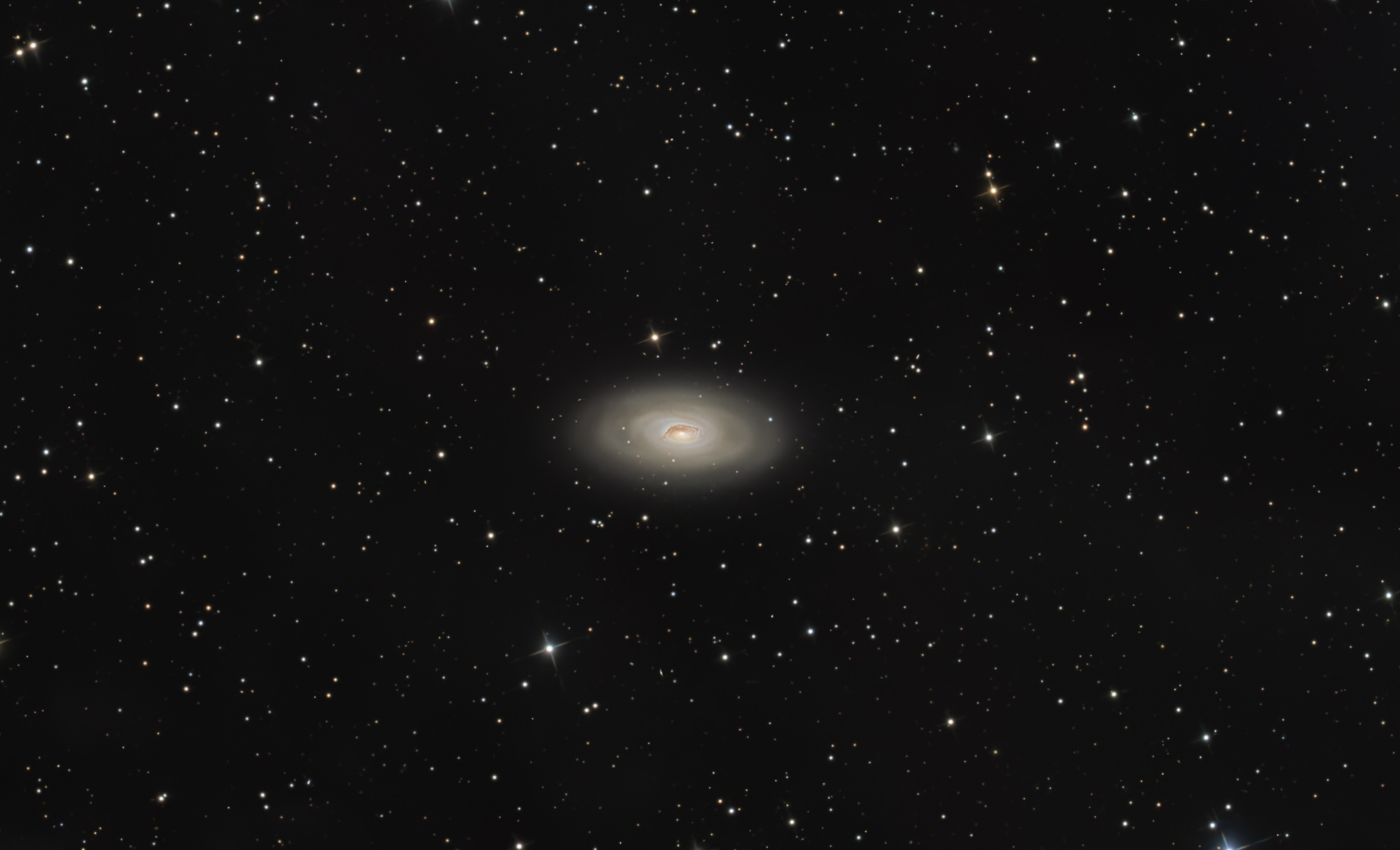 Messier 64 oder Blackeye-Galaxie bezeichnet ist eine Spiralgalaxie im Sternbild Coma Berenices. Sie besitzt eine große ovale Dunkelwolke nördlich des Kerns.